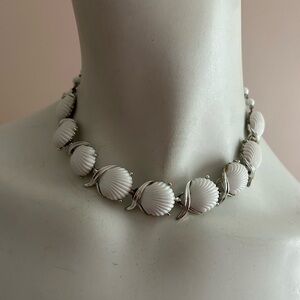 VINTAGE Elegant White and Silver Shell Necklace 11-15 inches 💛